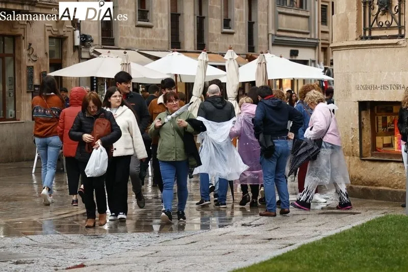Foto 2 - Los salmantinos desaf&iacute;an a 'B&eacute;atrice' y se echan a la calle