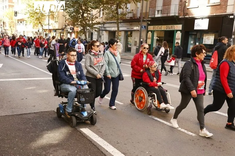 Participantes en la marcha solidaria no competitiva e los 1.000 Pasos. Fotos: David Sañudo