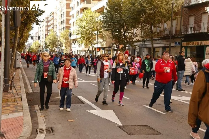 Participantes en la marcha solidaria no competitiva e los 1.000 Pasos. Fotos: David Sañudo
