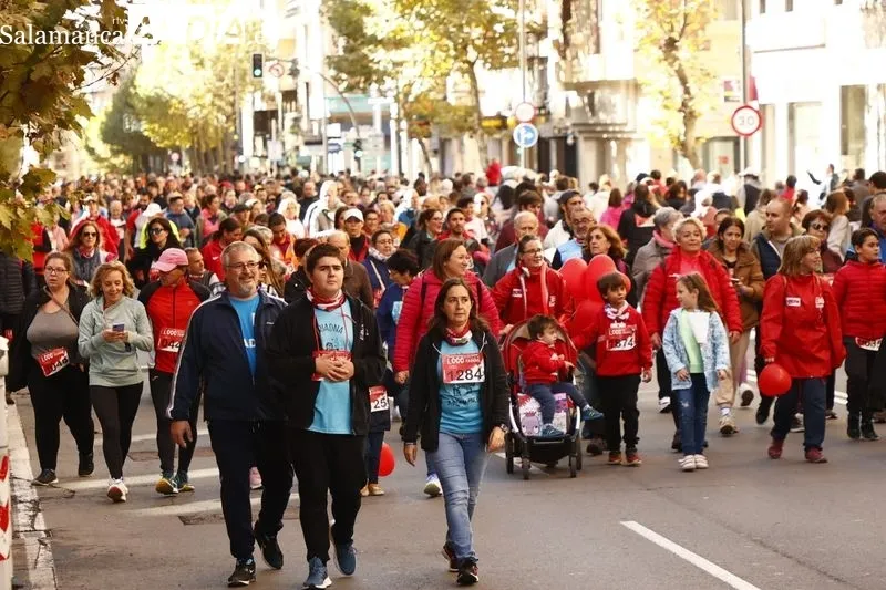 Participantes en la marcha solidaria no competitiva e los 1.000 Pasos. Fotos: David Sañudo