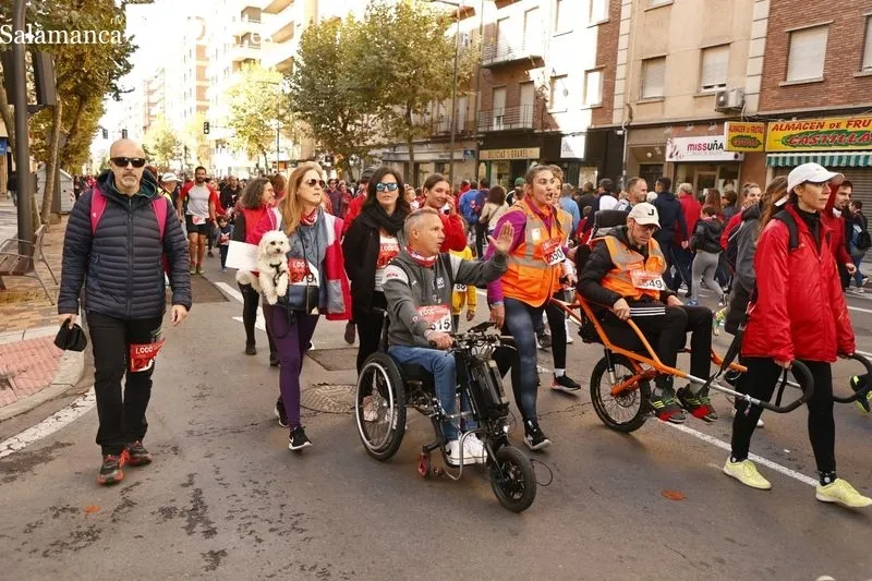 Participantes en la marcha solidaria no competitiva e los 1.000 Pasos. Fotos: David Sañudo