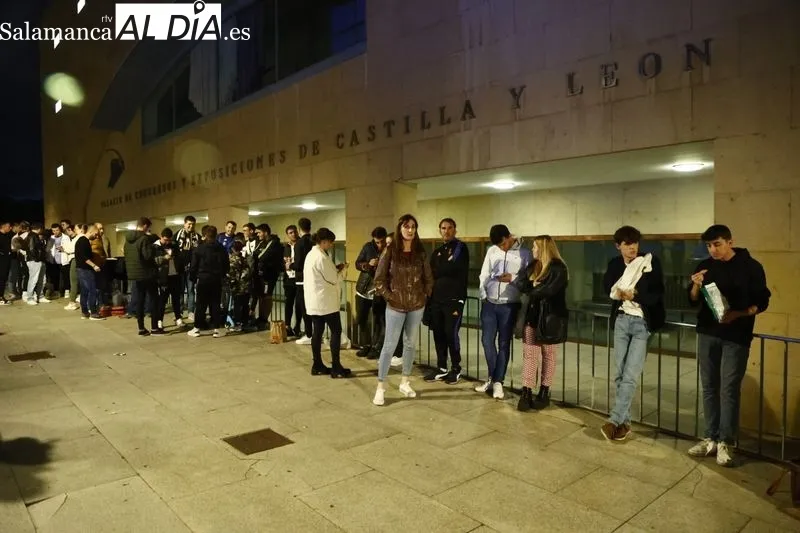 Público a la entrada del Palacio de Congresos desde donde este jueves se realiza 'El Chiringuito'. Fotos: David Sañudo