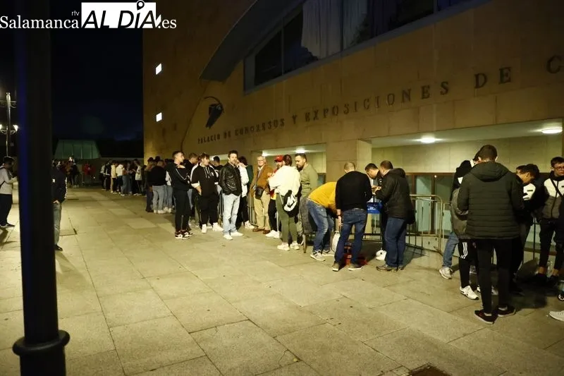 Público a la entrada del Palacio de Congresos desde donde este jueves se realiza 'El Chiringuito'. Fotos: David Sañudo
