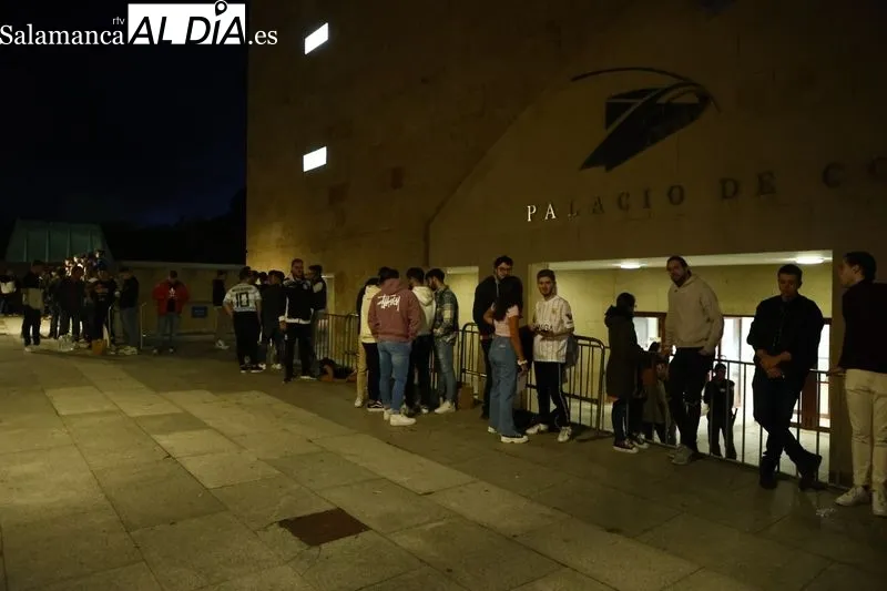 Público a la entrada del Palacio de Congresos desde donde este jueves se realiza 'El Chiringuito'. Fotos: David Sañudo