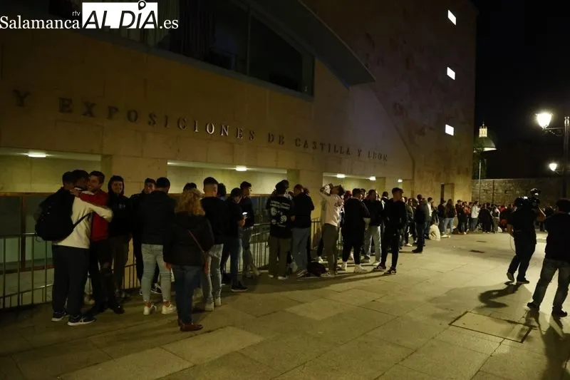 Público a la entrada del Palacio de Congresos desde donde este jueves se realiza 'El Chiringuito'. Fotos: David Sañudo