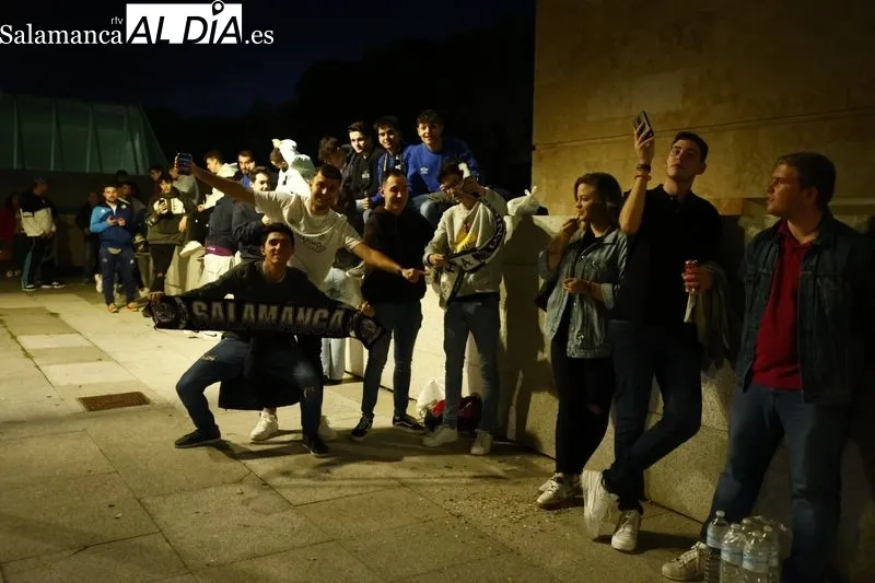 Público a la entrada del Palacio de Congresos desde donde este jueves se realiza 'El Chiringuito'. Fotos: David Sañudo
