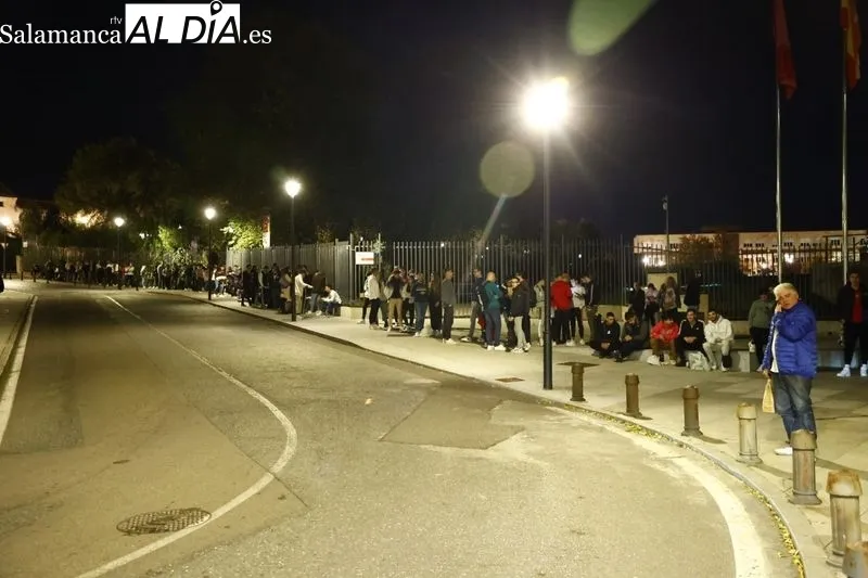 Público a la entrada del Palacio de Congresos desde donde este jueves se realiza 'El Chiringuito'. Fotos: David Sañudo