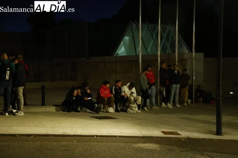 Público a la entrada del Palacio de Congresos desde donde este jueves se realiza 'El Chiringuito'. Fotos: David Sañudo