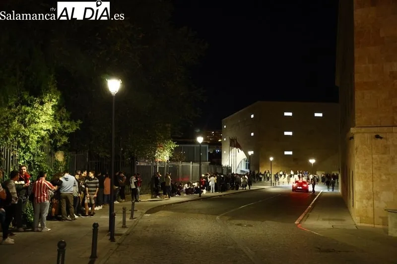 Público a la entrada del Palacio de Congresos desde donde este jueves se realiza 'El Chiringuito'. Fotos: David Sañudo