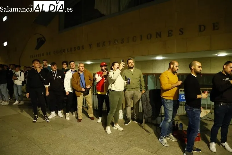 Público a la entrada del Palacio de Congresos desde donde este jueves se realiza 'El Chiringuito'. Fotos: David Sañudo