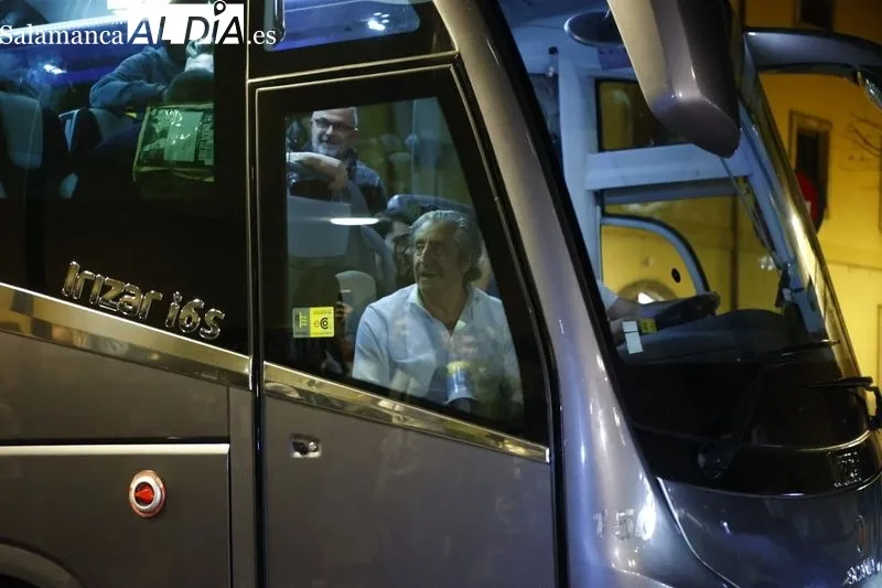 Público a la entrada del Palacio de Congresos desde donde este jueves se realiza 'El Chiringuito'. Fotos: David Sañudo