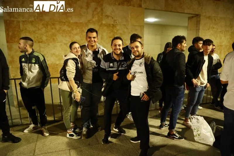 Público a la entrada del Palacio de Congresos desde donde este jueves se realiza 'El Chiringuito'. Fotos: David Sañudo