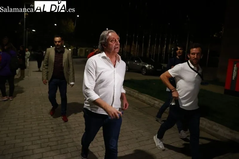 Público a la entrada del Palacio de Congresos desde donde este jueves se realiza 'El Chiringuito'. Fotos: David Sañudo