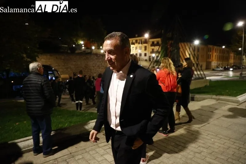 Público a la entrada del Palacio de Congresos desde donde este jueves se realiza 'El Chiringuito'. Fotos: David Sañudo
