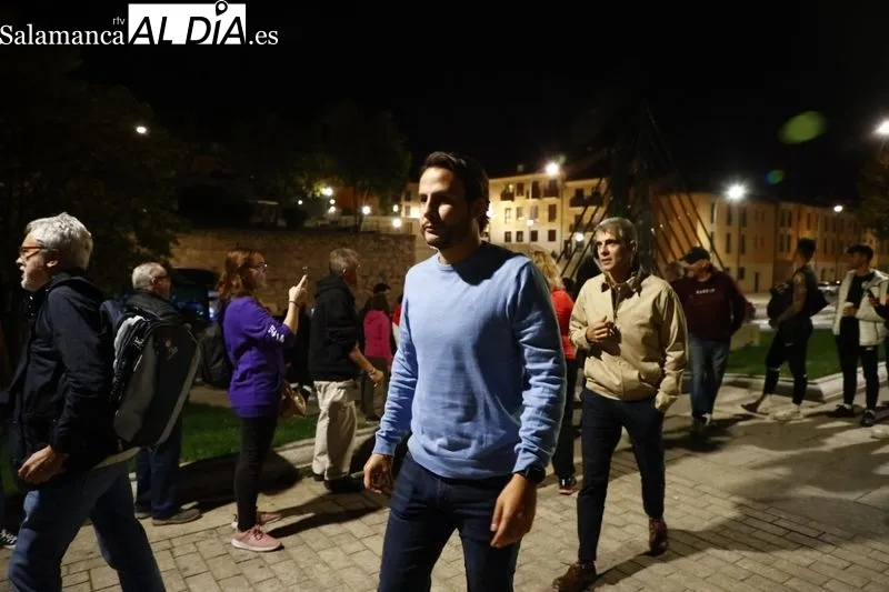 Público a la entrada del Palacio de Congresos desde donde este jueves se realiza 'El Chiringuito'. Fotos: David Sañudo