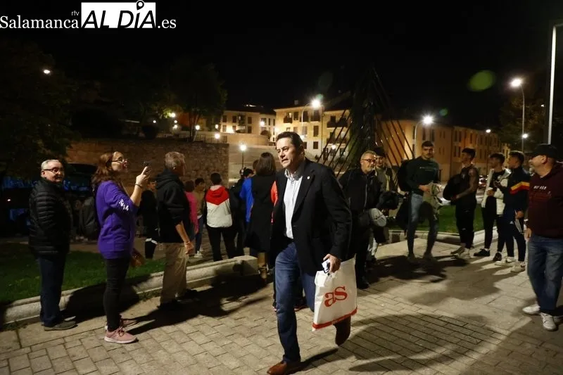 Público a la entrada del Palacio de Congresos desde donde este jueves se realiza 'El Chiringuito'. Fotos: David Sañudo