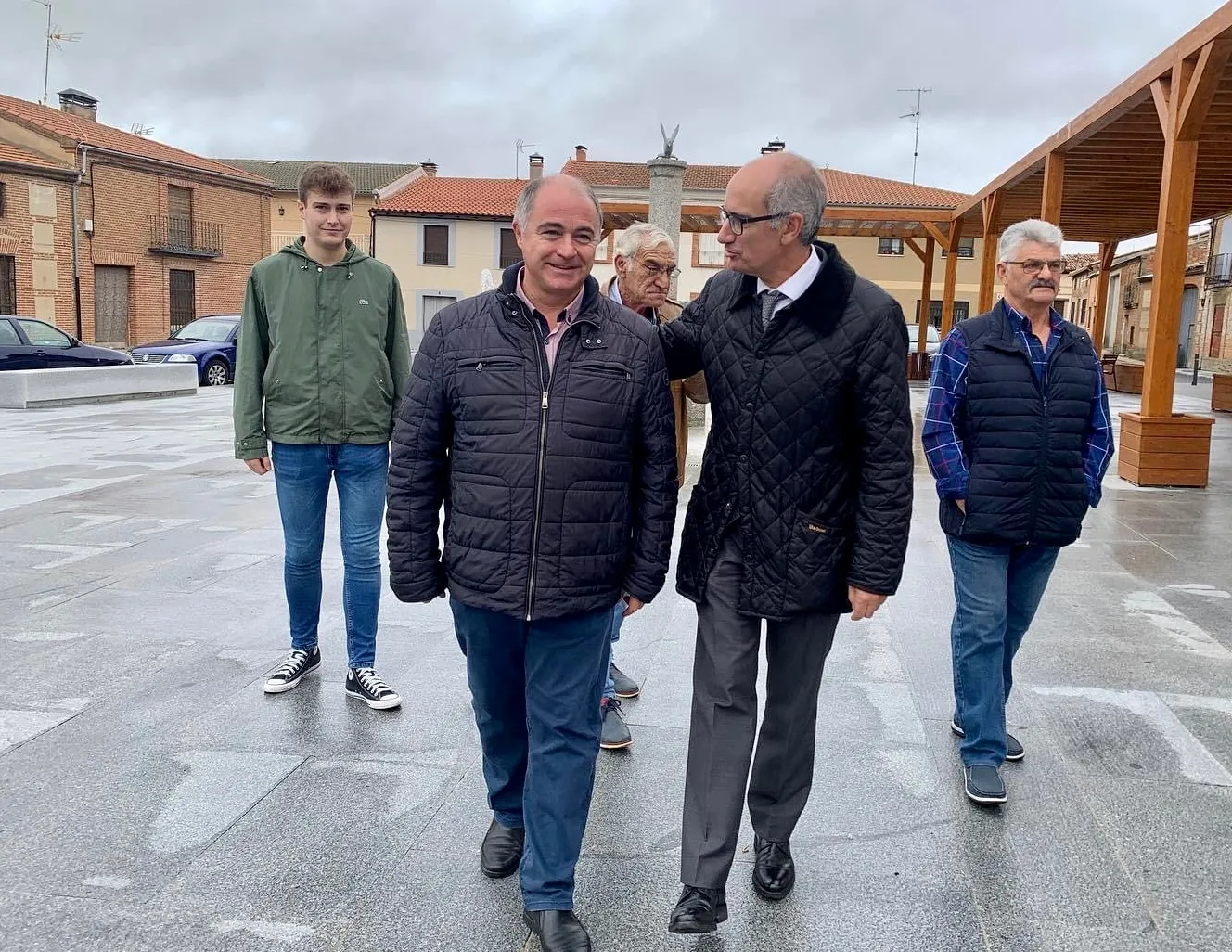 Javier Iglesias visitaba la reformada Plaza de la Paz de Mancera de Abajo