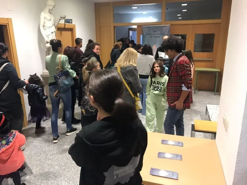 Foto 6 - Peque&ntilde;os y mayores disfrutan en Vitigudino con la actuaci&oacute;n del mago Miguel de Lucas