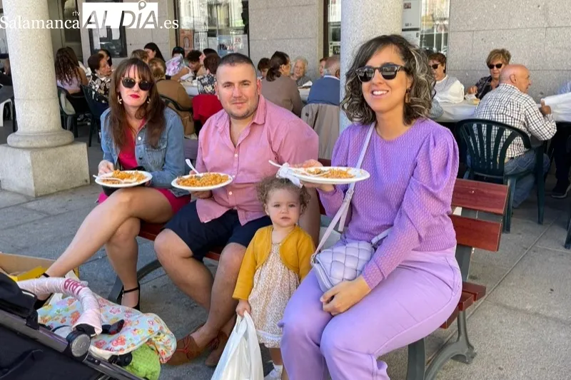 La plaza de la Constituciòn acogía la gran paellada de San Miguel 