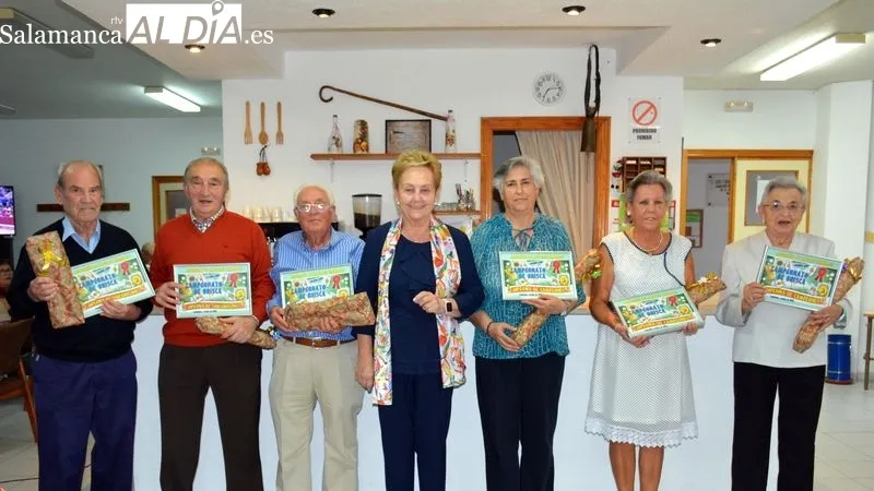 Las campeonas recibieron los trofeos de manos de miembros de la directiva de la Asociación Liminares