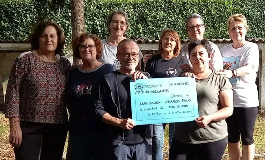 Foto 2 - Gaby Varas entrega 6.110&euro; a una asociaci&oacute;n de ni&ntilde;os con c&aacute;ncer y 1.000&euro; a El Charco Palo