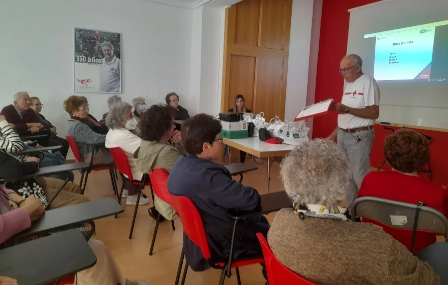 Foto 3 - Cruz Roja imparte a mujeres mayores una charla sobre los cuidados de la piel