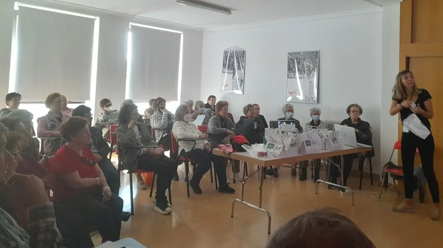 Foto 2 - Cruz Roja imparte a mujeres mayores una charla sobre los cuidados de la piel