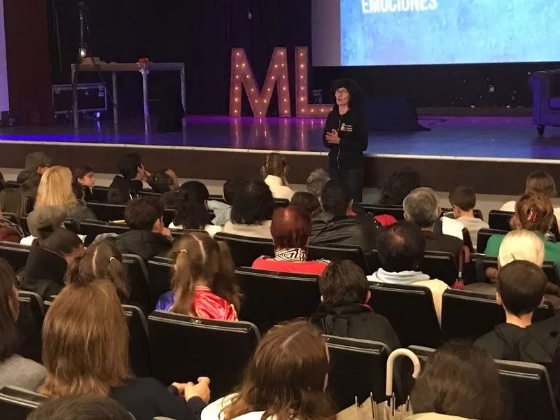 Foto 8 - Peque&ntilde;os y mayores disfrutan en Vitigudino con la actuaci&oacute;n del mago Miguel de Lucas
