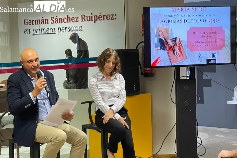 María Suré ha presentado en Peñaranda su novela ‘Lagrimas de Polvo Rojo’