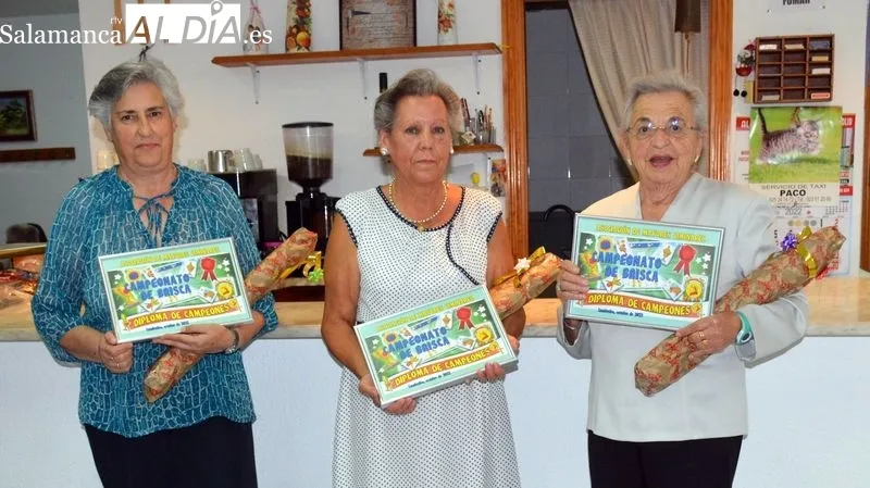 Las campeonas recibieron los trofeos de manos de miembros de la directiva de la Asociación Liminares