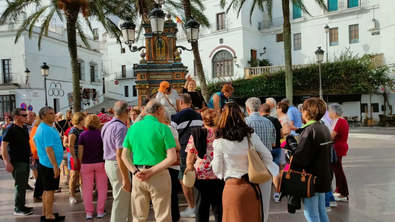 Foto 4 - M&aacute;s de un centenar de personas disfrutan en Cadiz con la excursi&oacute;n de mayores