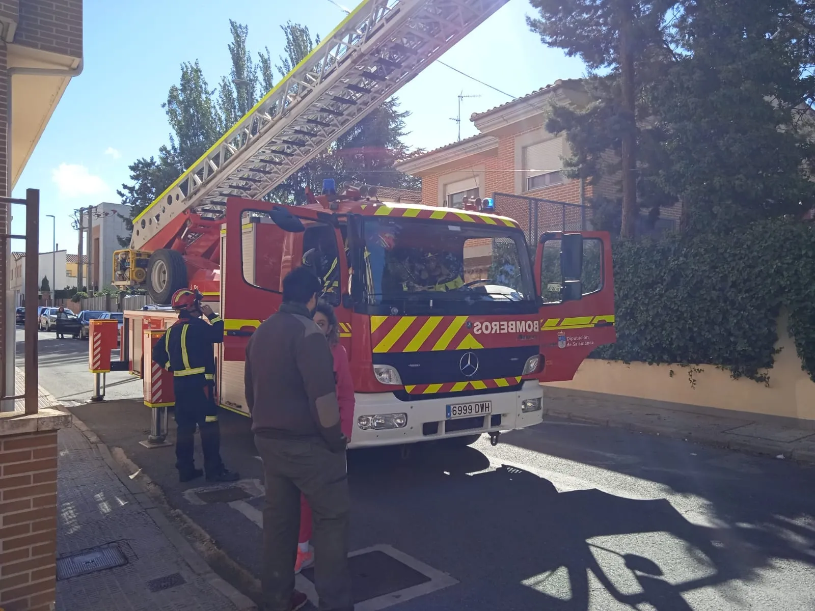 Foto 4 - La ca&iacute;a de un &aacute;rbol encima de varios coches moviliza a Bomberos y Guardia Civil en la Avenida Velazquez 