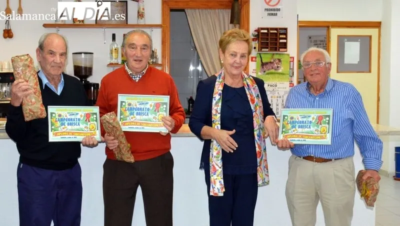 Las campeonas recibieron los trofeos de manos de miembros de la directiva de la Asociación Liminares