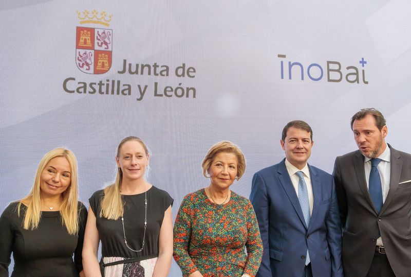 Acto de firma del protocolo entre la Junta de Castilla y León y la empresa InoBat. 