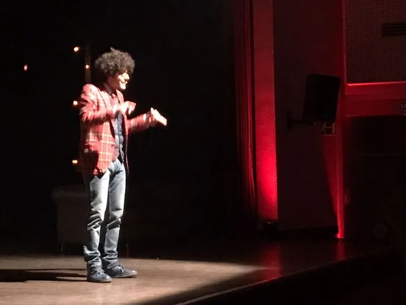 Foto 4 - Peque&ntilde;os y mayores disfrutan en Vitigudino con la actuaci&oacute;n del mago Miguel de Lucas