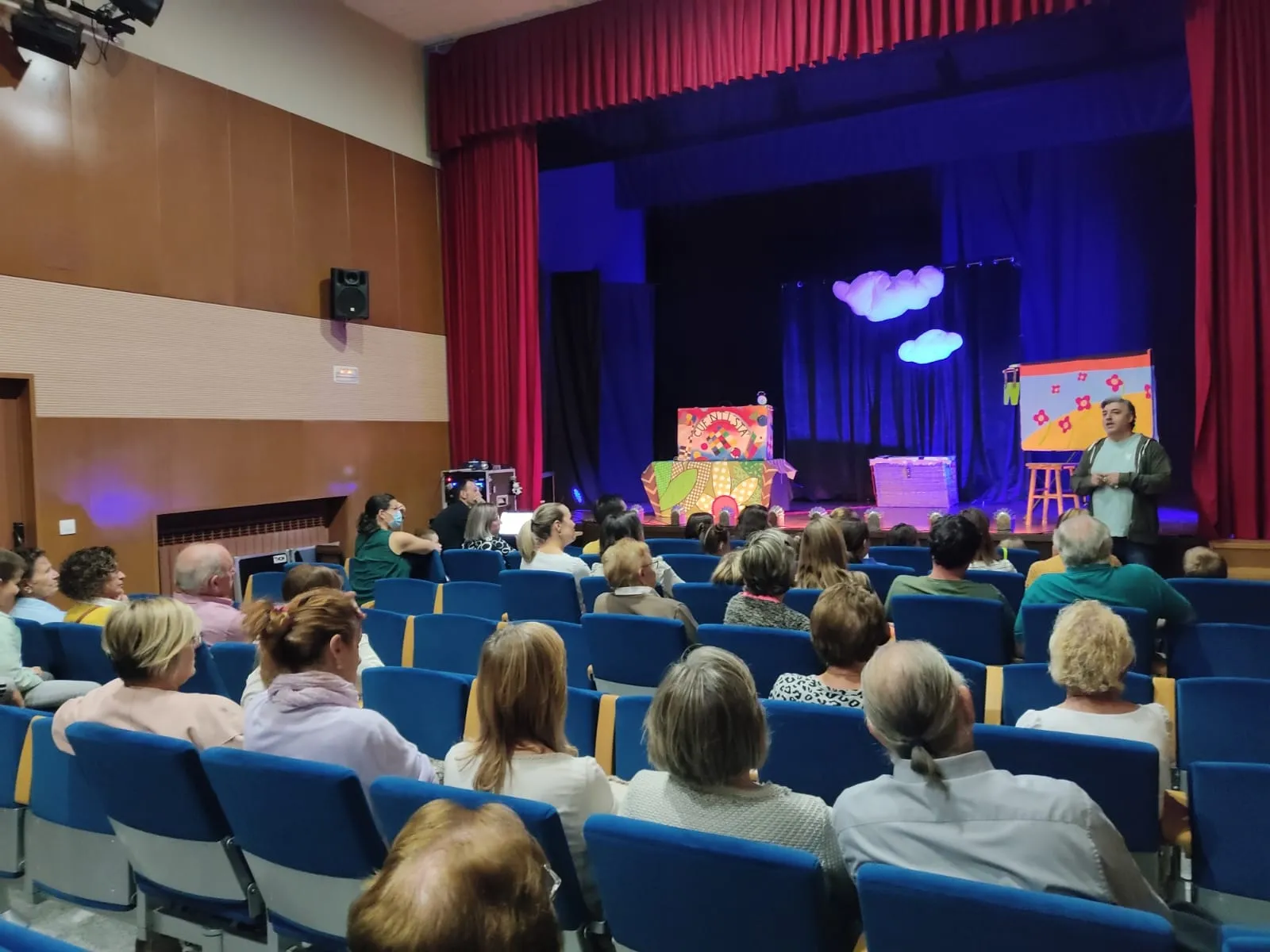 Macotera acogía la representación 'Con la cabeza en las nubes' de Eugenia Manzaneda dentro del Festival Provincia a Escena