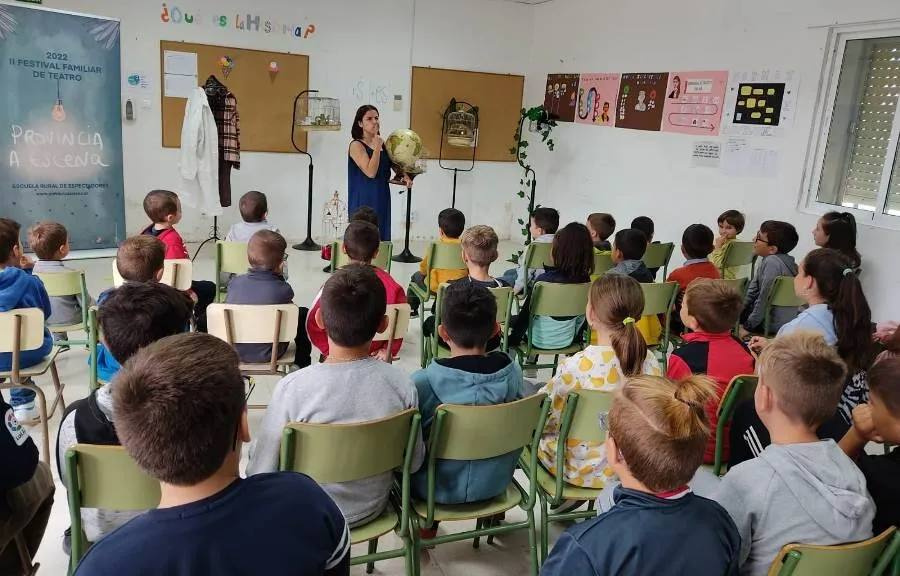 Foto 3 - Popy Vegas lleva su &lsquo;mujer p&aacute;jaro&rsquo; a los alumnos del CRA El Robledal
