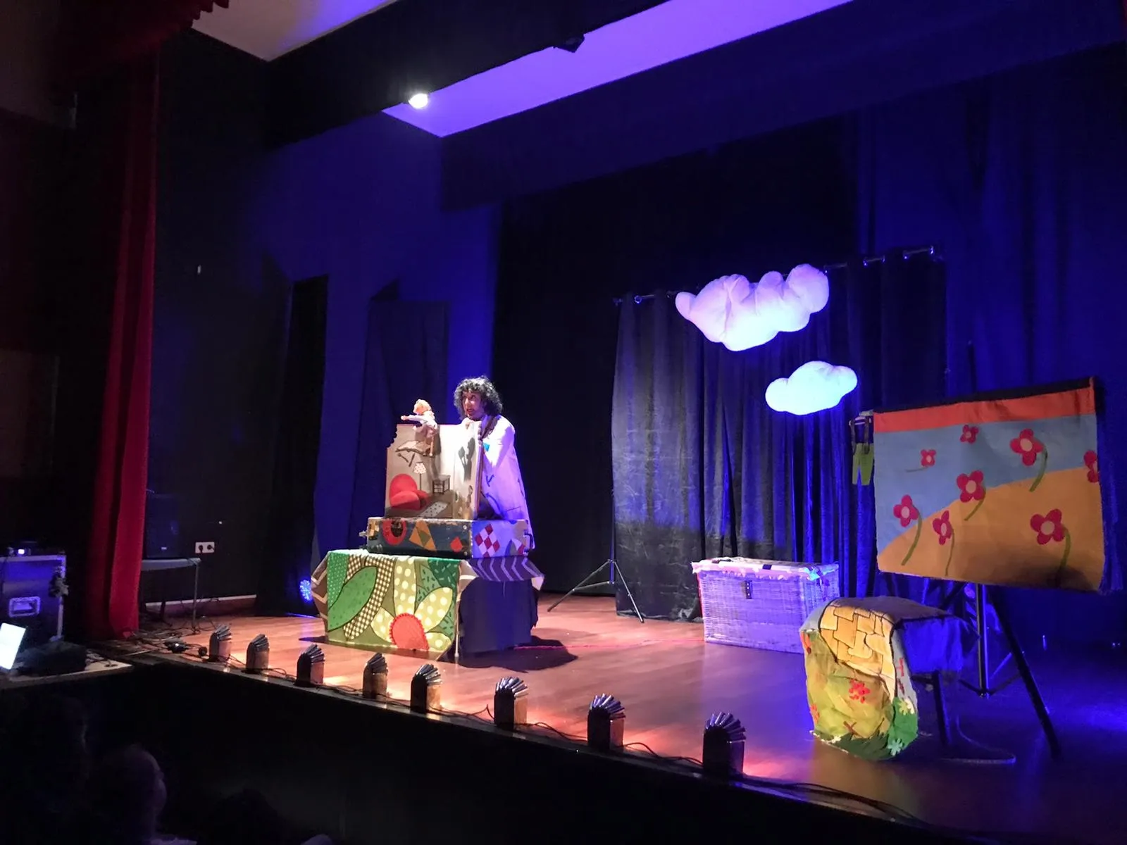 Macotera acogía la representación 'Con la cabeza en las nubes' de Eugenia Manzaneda dentro del Festival Provincia a Escena
