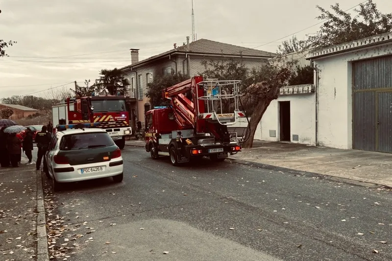 Los Bomberos sofocaban un incendio en una vivienda de Santiago de la Puebla
