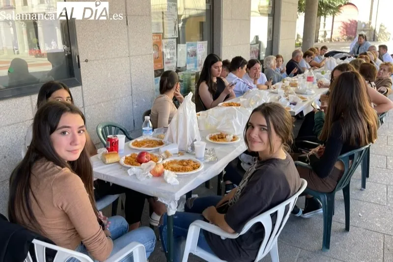 La plaza de la Constituciòn acogía la gran paellada de San Miguel 