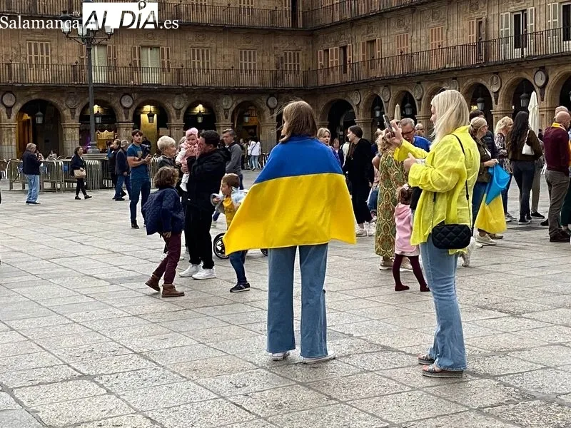 Foto 4 - Concentraci&oacute;n de ucranianos contra la guerra en la Plaza Mayor