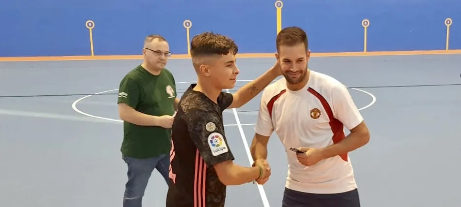 Foto 6 - Cofrades, p&uacute;blico y equipos llevan al &eacute;xito al IV Torneo de F&uacute;tbol Sala &lsquo;Virgen de la Esperanza&rsquo;