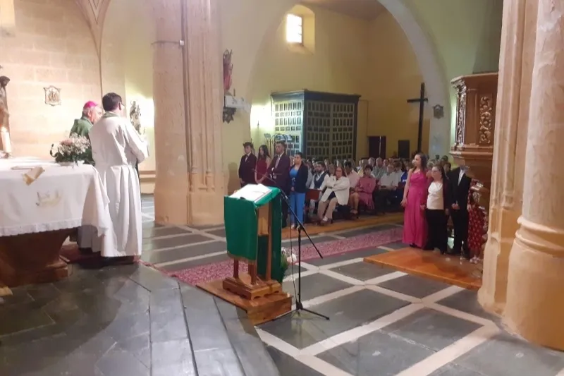 Foto 5 - Nueve j&oacute;venes de Villaflores reciben la Confirmaci&oacute;n de manos del obispo de Salamanca