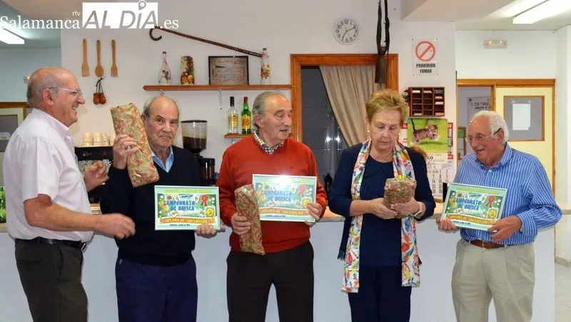 Las campeonas recibieron los trofeos de manos de miembros de la directiva de la Asociación Liminares