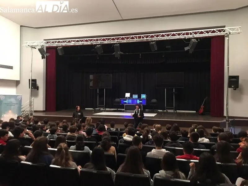 Finalizada la representación, actores y alumnos protagonizaron un coloquiio csobre el contenido de la obra