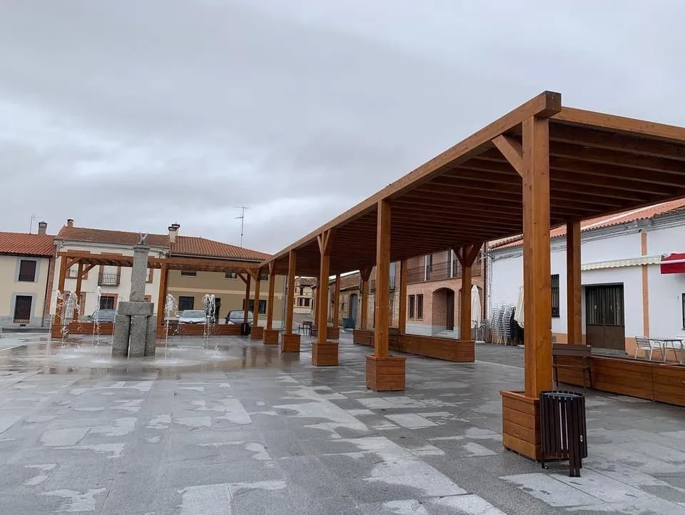 Javier Iglesias visitaba la reformada Plaza de la Paz de Mancera de Abajo