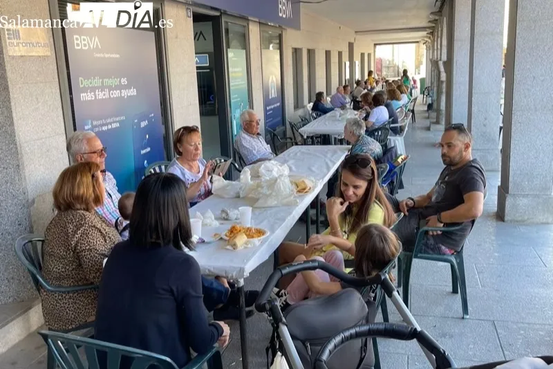 La plaza de la Constituciòn acogía la gran paellada de San Miguel 