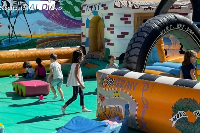 El gran parque infantil era protagonista del domingo de fiestas patronales