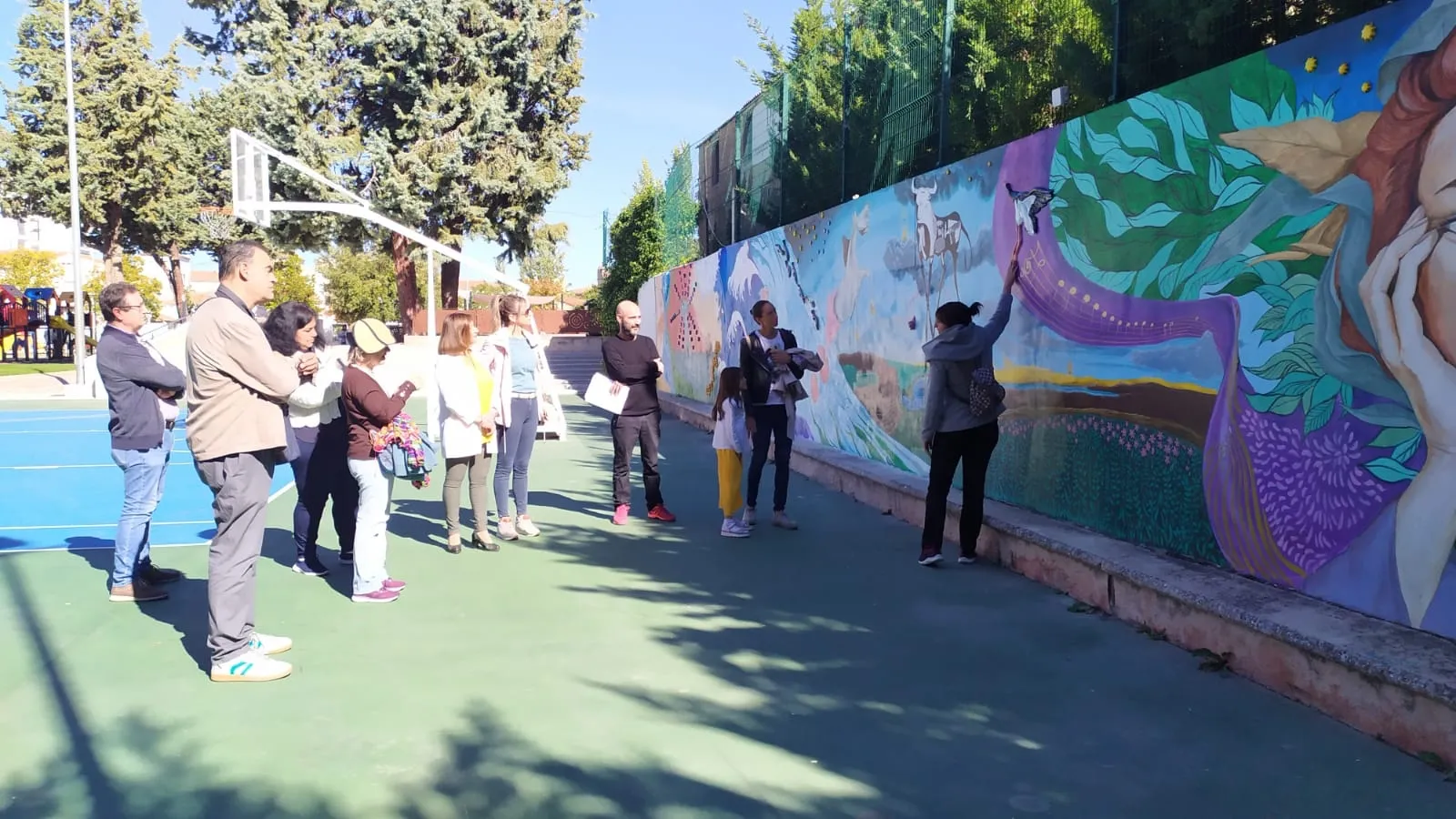 Foto 3 - La Casa del Arte y el gran mural de La Huerta, protagonistas de las visitas tur&iacute;sticas dentro del programa de fiestas patronales 