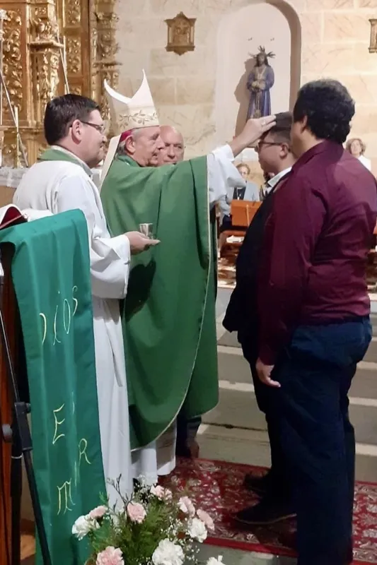 Foto 3 - Nueve j&oacute;venes de Villaflores reciben la Confirmaci&oacute;n de manos del obispo de Salamanca